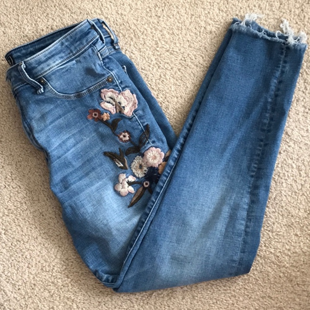 Abercrombie & Fitch High Rise Embroidered Blue Jeans